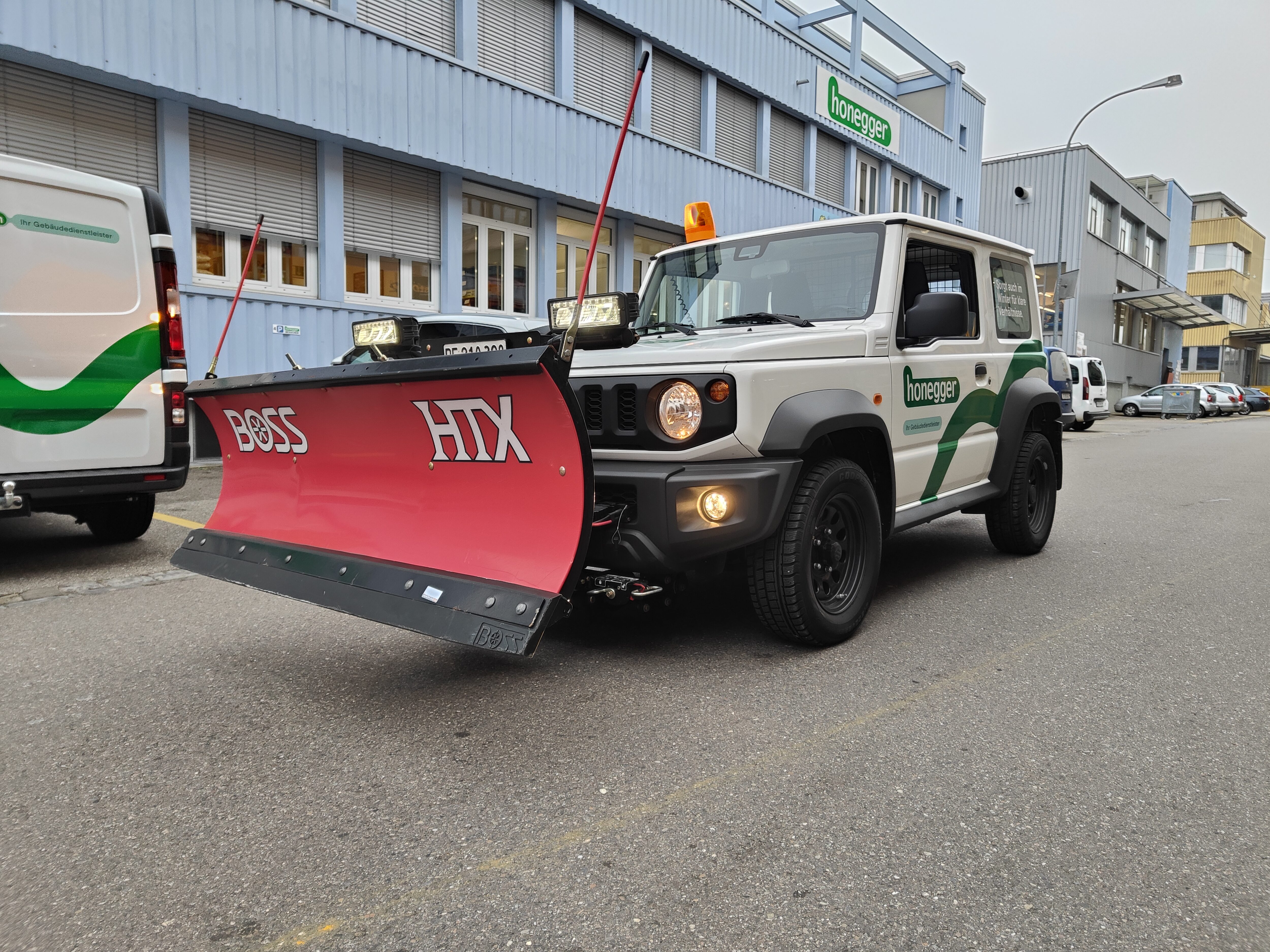 Winterdienst-Fahrzeug vor dem Hauptsitz der Honegger AG