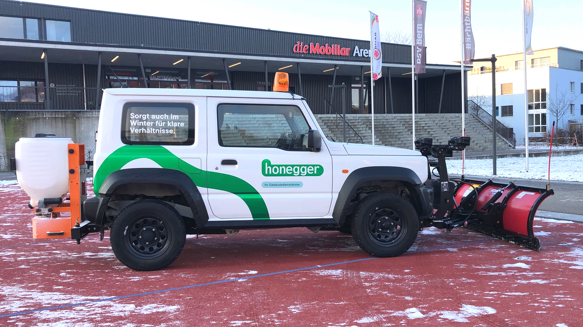Winterdienst-Fahrzeug der Honegger AG vor der Mobiliar Arena