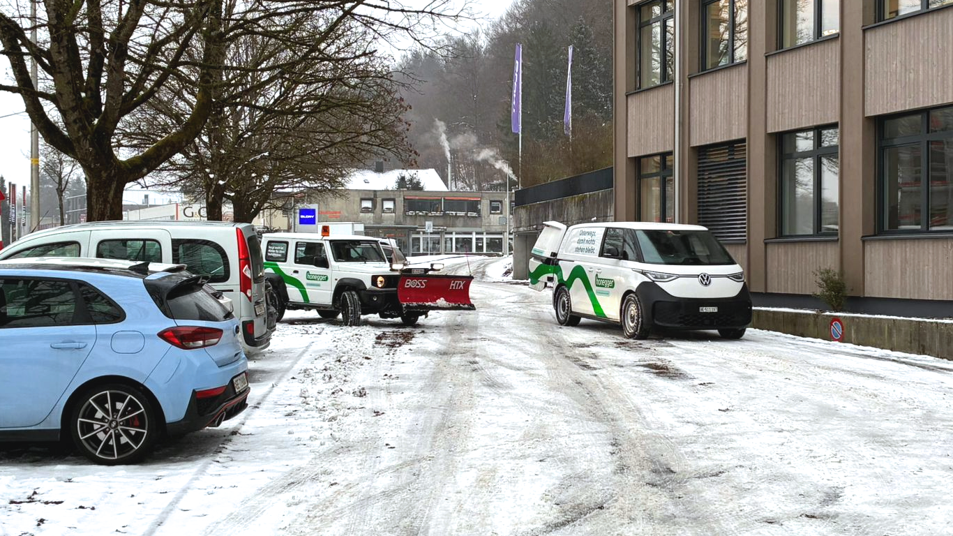 Winterdienst-Fahrzeuge der Honegger AG im Einsatz
