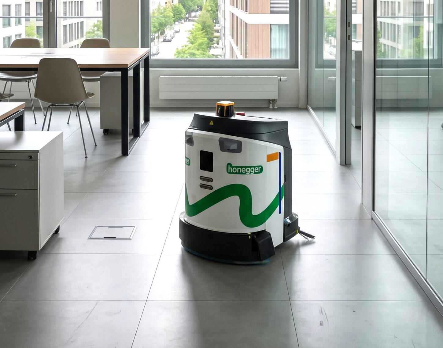 Le robot de nettoyage Phantas en train de nettoyer un bureau
