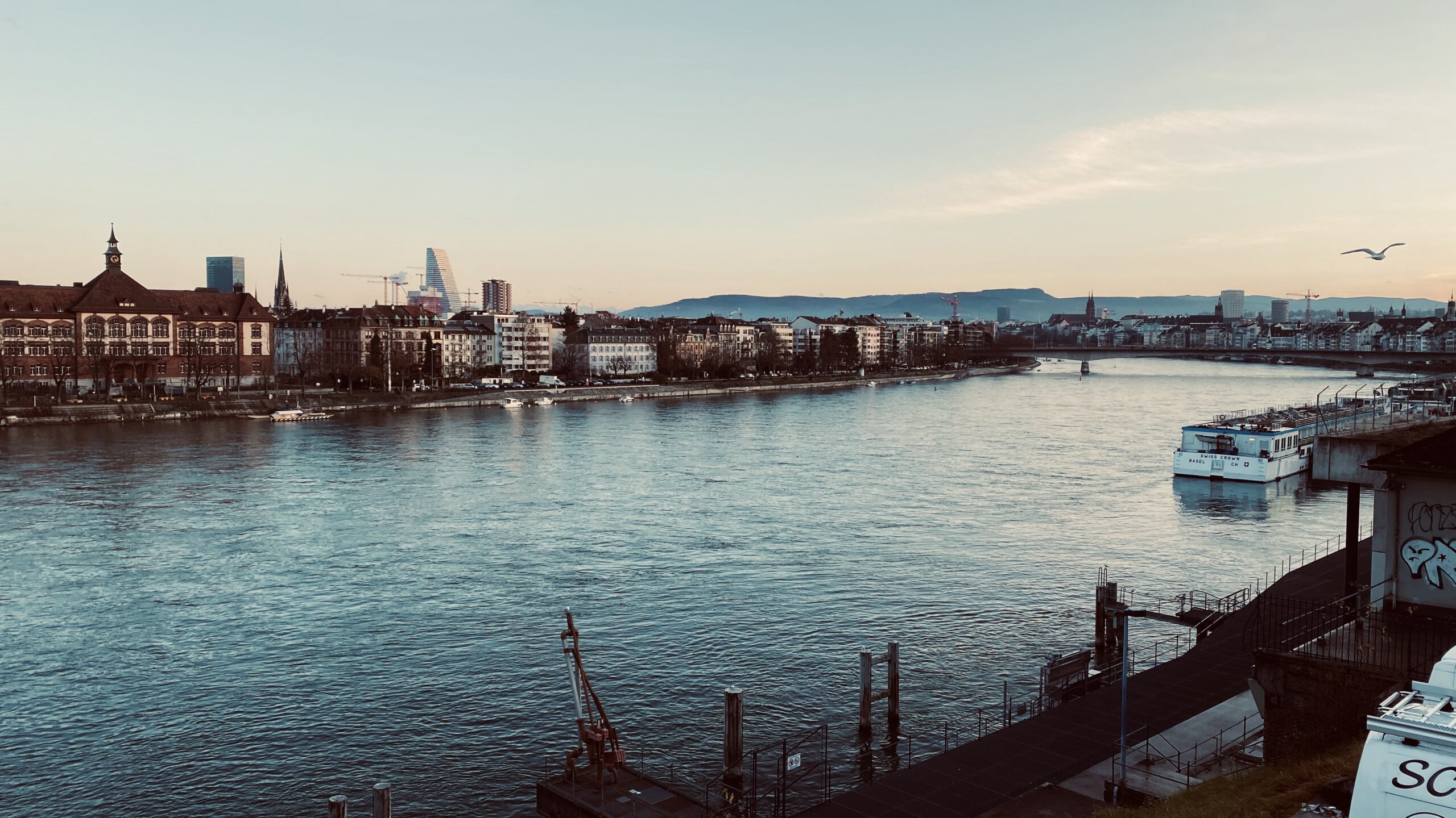 Der Rhein und die Basler Skyline im Jahr 2019. Die Honegger AG ist hier für die Sozialhilfe Basel-Stadt tätig.